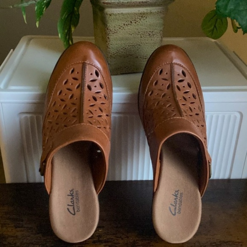 CLARKS Bendables Cognac Brown Perforated Leather Slip On Buckle Mules Clogs Sz 7 - Picture 2 of 11